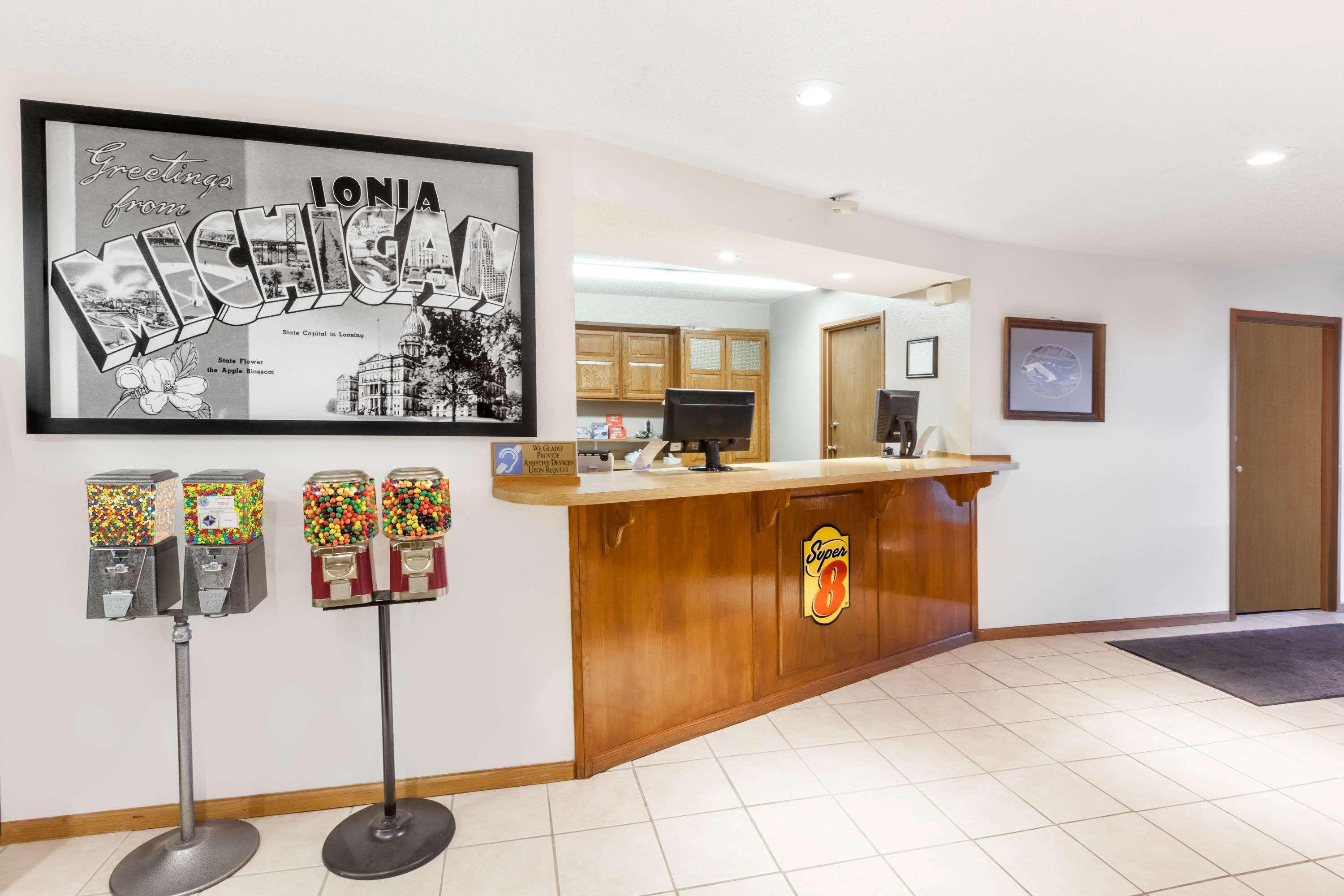 Super 8 By Wyndham Ionia Mi Hotell Exteriör bild